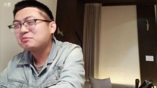 我在斗鱼看火力堂主直播户外