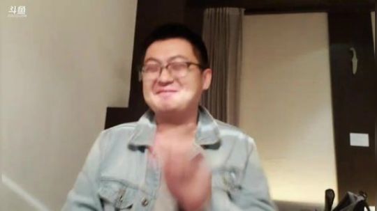 我在斗鱼看火力堂主直播户外