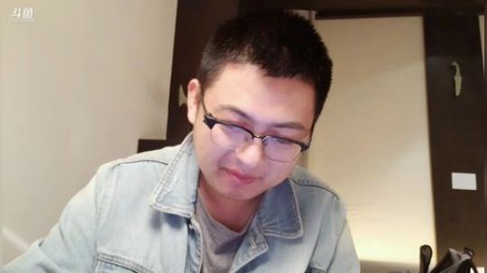 我在斗鱼看火力堂主直播户外