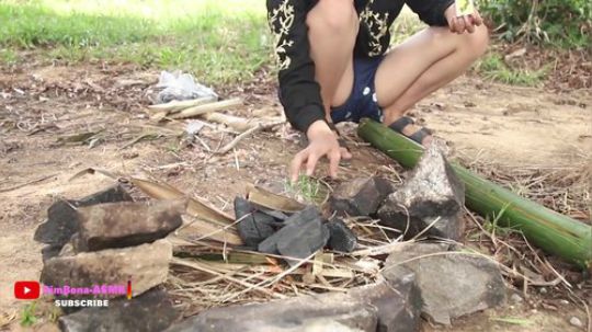 【野炊姐妹】 美丽女孩烹饪大鲶鱼