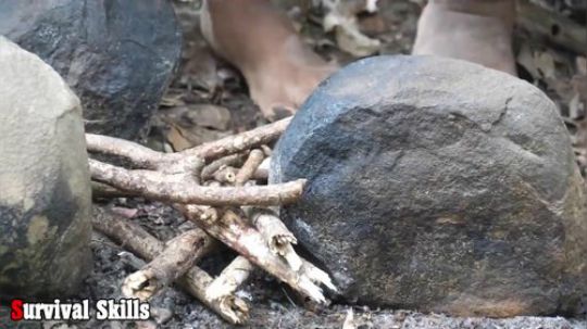 【荒野戏精】如何在野外炸出美味的五花肉！