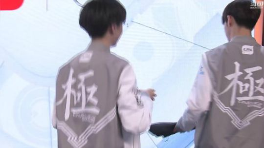 我在斗鱼看英雄联盟官方赛事直播英雄联盟