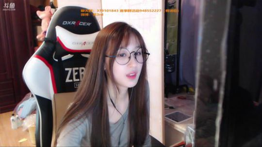 小露锁骨