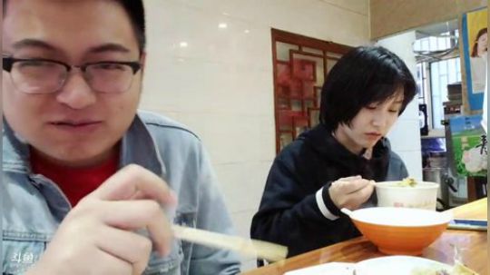 我在斗鱼看火力堂主直播户外