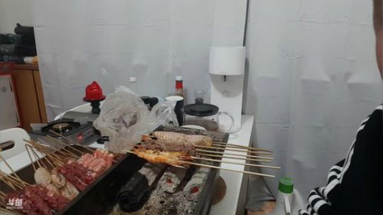 我在斗鱼看无尽无尽的无尽直播美食