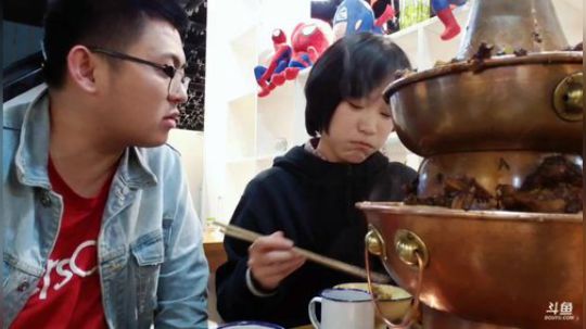 我在斗鱼看火力堂主直播户外