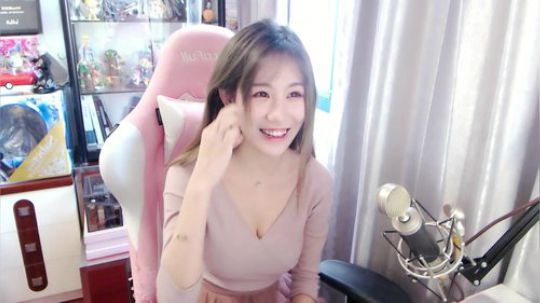 喵老师的圣诞树发布了一个斗鱼视频2019-04-01