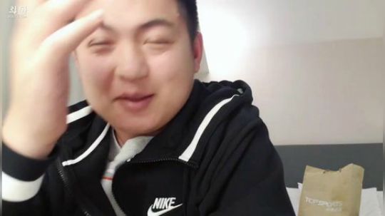 我在斗鱼看火力堂主直播户外