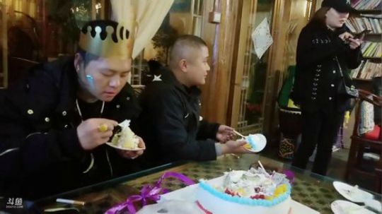 户外遛狗王飞哥发布了一个斗鱼视频2019-04-03