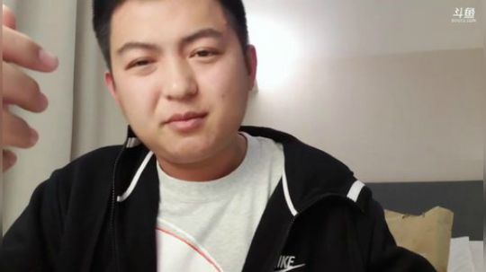 我在斗鱼看火力堂主直播户外