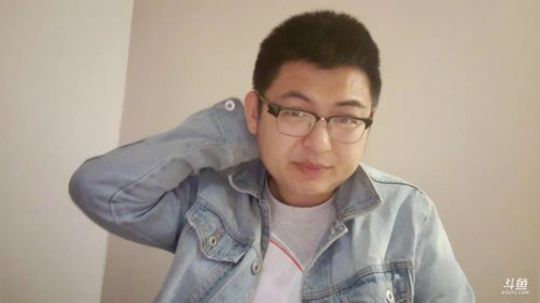 我在斗鱼看火力堂主直播户外