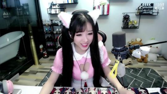 我在斗鱼看小女巫露娜直播二次元