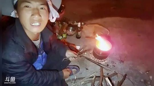 开始装穷了……