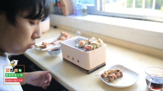 我在斗鱼看野食小哥直播美食