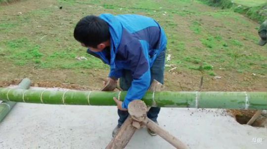 搭建棚子放地笼。 2019-04-14 10点场