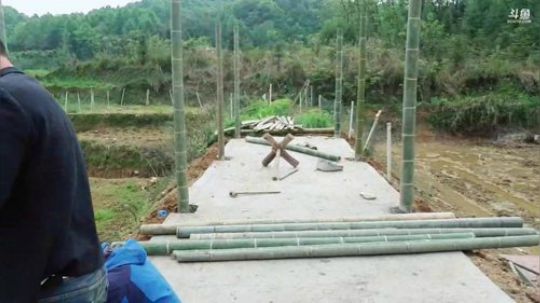 搭建棚子放地笼。 2019-04-14 14点场