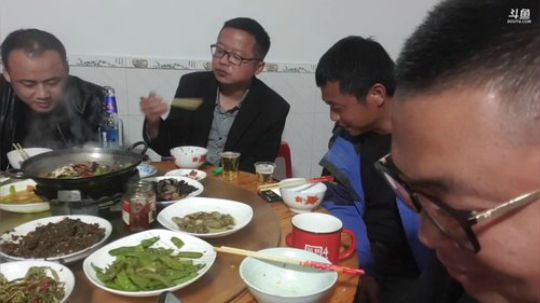 搭建棚子放地笼。 2019-04-14 18点场