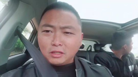 搭建棚子放地笼。 2019-04-15 08点场