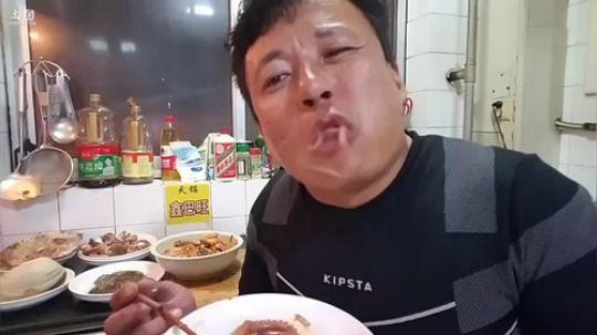 我在斗鱼看威海大叔直播美食