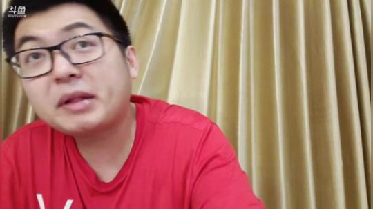 我在斗鱼看火力堂主直播户外