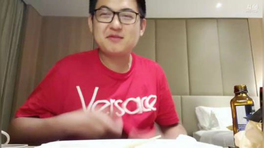 我在斗鱼看火力堂主直播户外