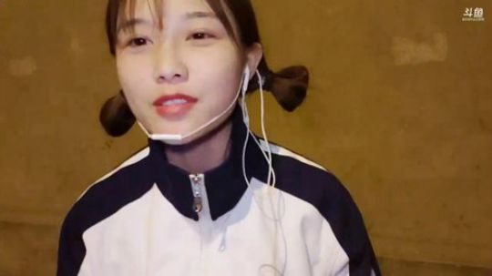 姑：今日兼职-贴膜卖袜子辣条 2019-04-15 23点场