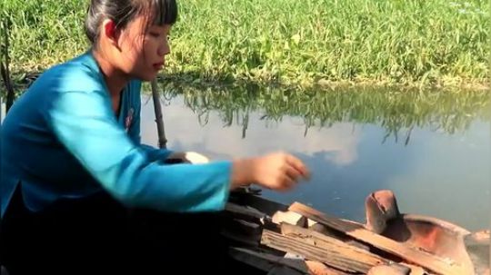 【水上人家】去田地里捡鸭蛋，然后给孩子们做鸭蛋堡！