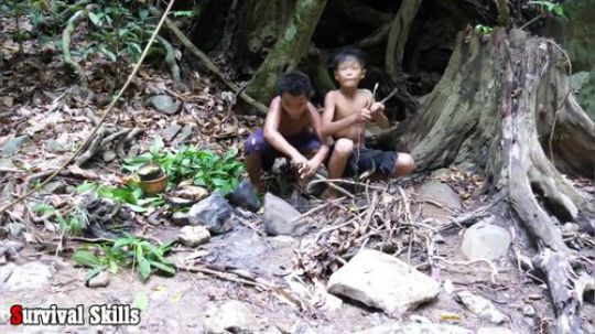 【荒野戏精】在河里捕捉美味的大河蟹吃！越嚼越开心！