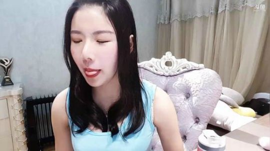 小姨子：播什么也不知道就是不敢问？ 2019-04-19 20点场