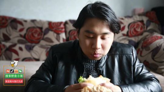 我在斗鱼看野食小哥直播美食