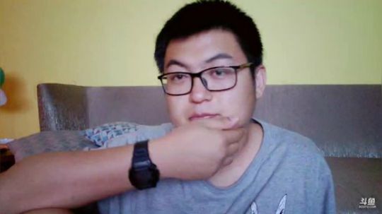 我在斗鱼看火力堂主直播户外