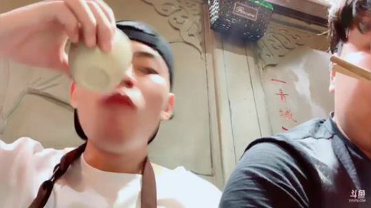 吃饭，聊会儿天。～ 2019-04-20 21点场