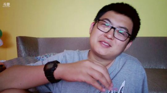 我在斗鱼看火力堂主直播户外