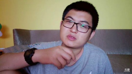 我在斗鱼看火力堂主直播户外