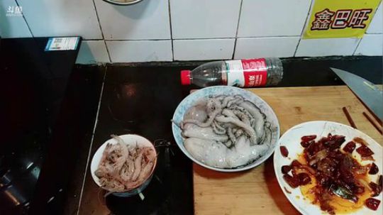 我在斗鱼看威海大叔直播美食