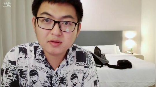 我在斗鱼看火力堂主直播户外