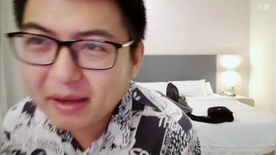 我在斗鱼看火力堂主直播户外