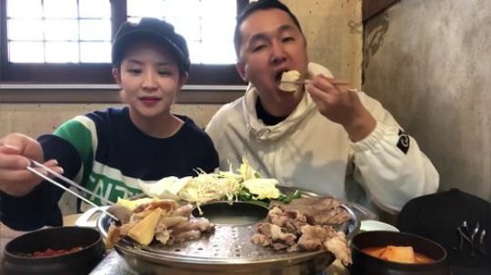 - 梦幻般家庭 - 大铁锅骨汤和炖肉！