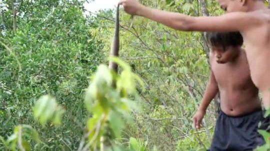 【荒野戏精】为了生存戏精孩子只能捕蛇烤了吃！