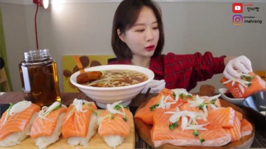 【大口吃播】韩国能吃小姐姐面汤加巨大寿司如同黑洞般大口吞食