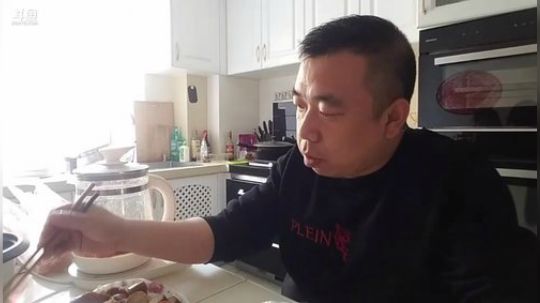 我在斗鱼看主播小黑亮亮直播美食