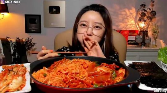 【Dorothy】吃面条也离不开宽粉的小姐姐- 吃面条也要放