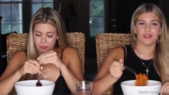 吃播挑战超级无敌火鸡面，号称“核火鸡面”的翻车现场