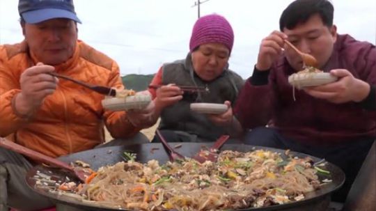 - 闷头就是造的一家人 -吃韩式杂菜饭~.