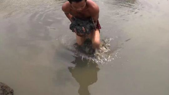 【荒野虫哥】 虫哥教你做芭蕉叶烤蛋！