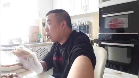 我在斗鱼看主播小黑亮亮直播美食
