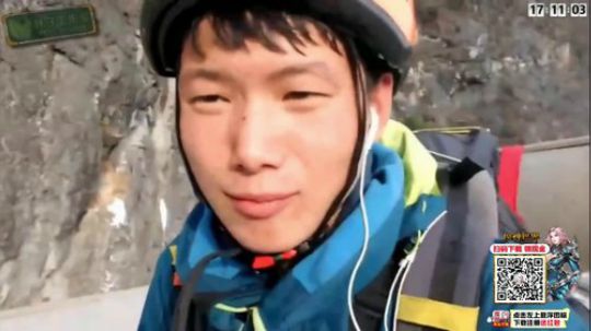 飞机上，扫描二维码下载《魔神世界》！ 2019-04-27 16点场