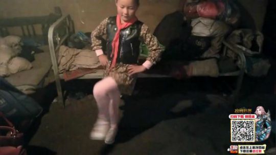 飞机上，扫描二维码下载《魔神世界》！ 2019-04-27 18点场