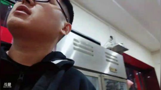 我在斗鱼看火力堂主直播户外