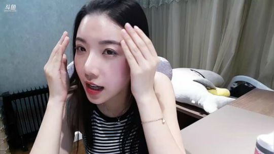 我在斗鱼看丽亚celiahunne直播音乐